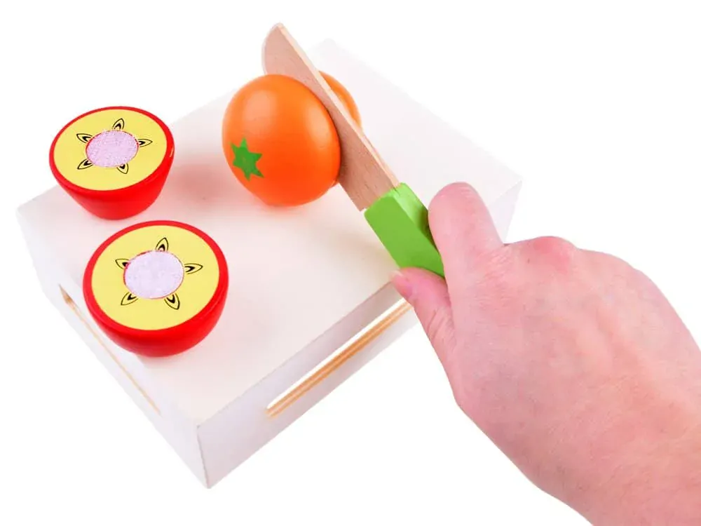 Dřevěné ovoce v bedýnce