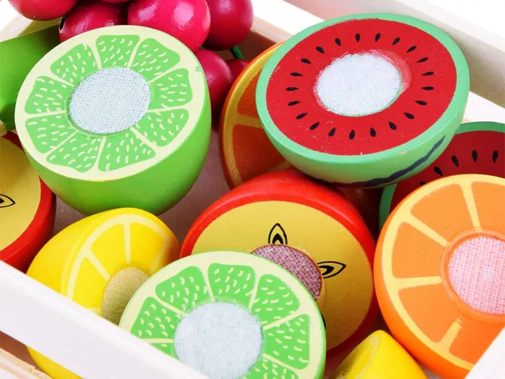 Dřevěné ovoce v bedýnce